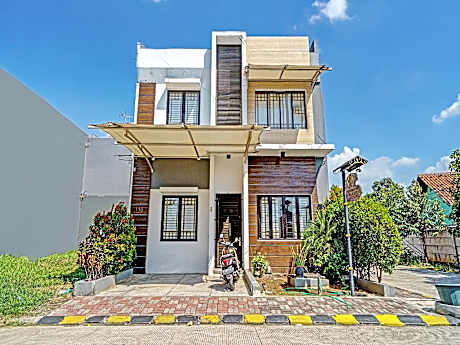 OYO 92768 Flagship Exclusive Colombus Near Stasiun Karawang