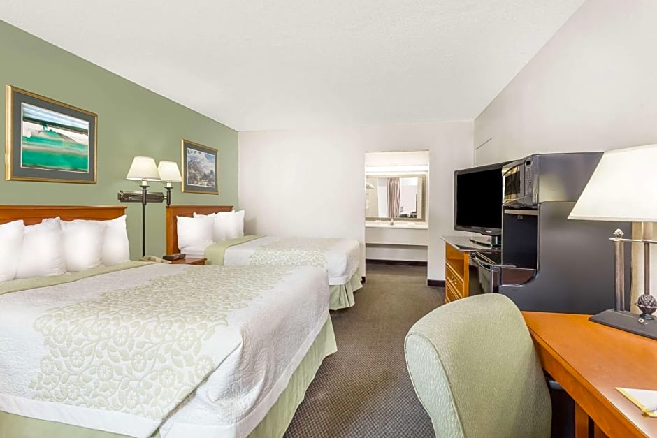 Days Inn by Wyndham Cedar Falls- University Plaza