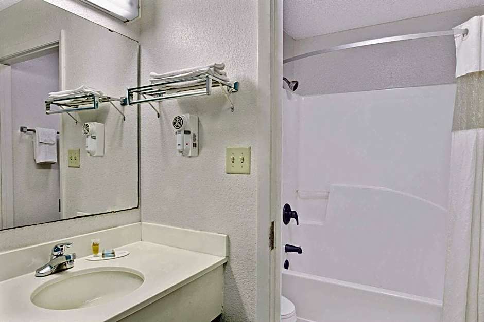 Travelodge Suites by Wyndham MacClenny