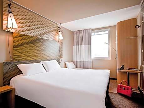 Standard Room with 1 Double and 1 Single Bed