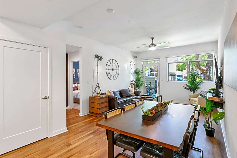 Beverly Grove Chic City Oasis 2 BR Apt with Den 138