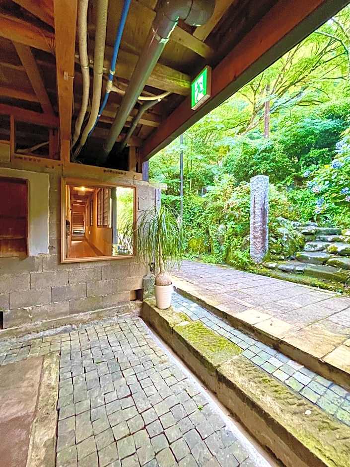 泊まれる廃墟 ぐんじょう