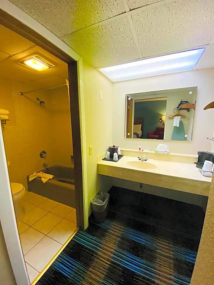 Days Inn & Suites by Wyndham St. Ignace Lakefront