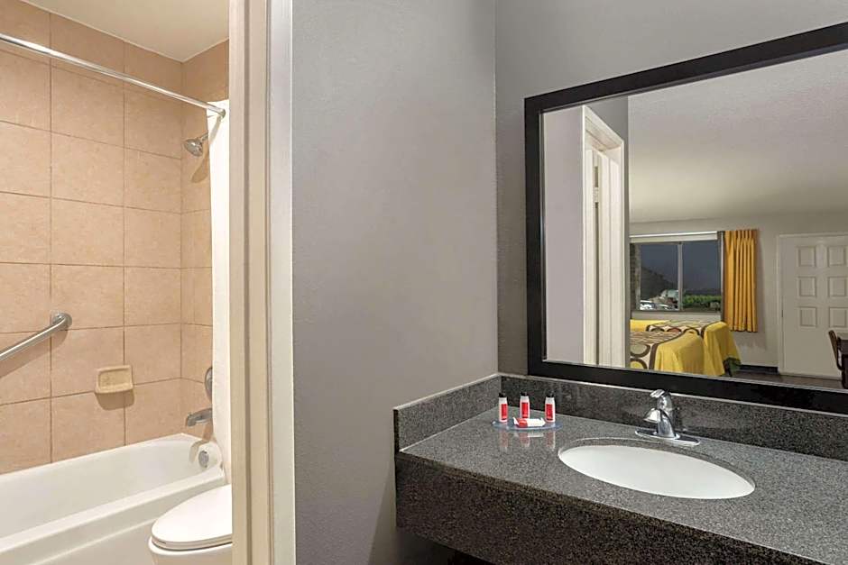 Super 8 by Wyndham Universal City
