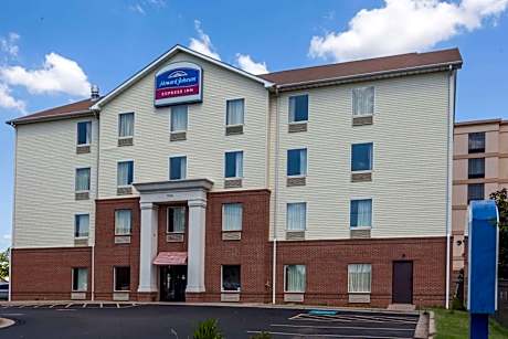 Howard Johnson by Wyndham Airport