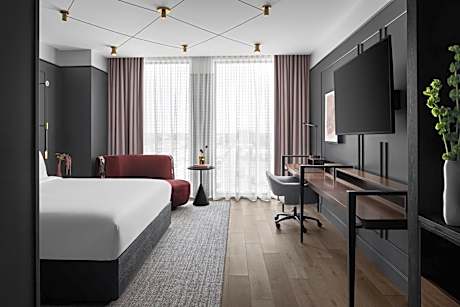 Concierge lounge access, Larger Guest room, 1 King