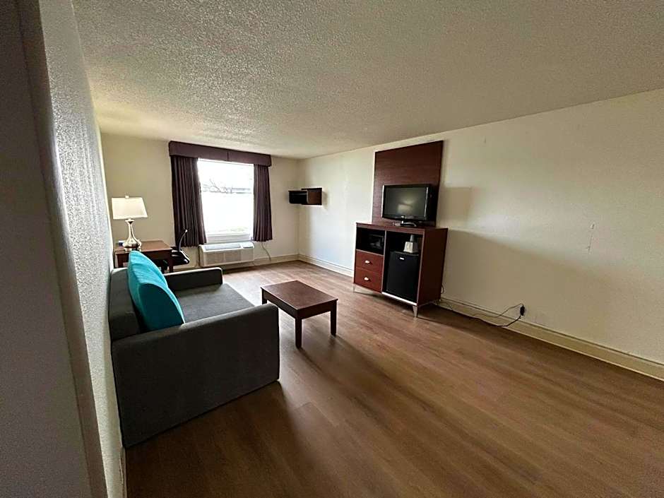 Econo Lodge Inn & Suites