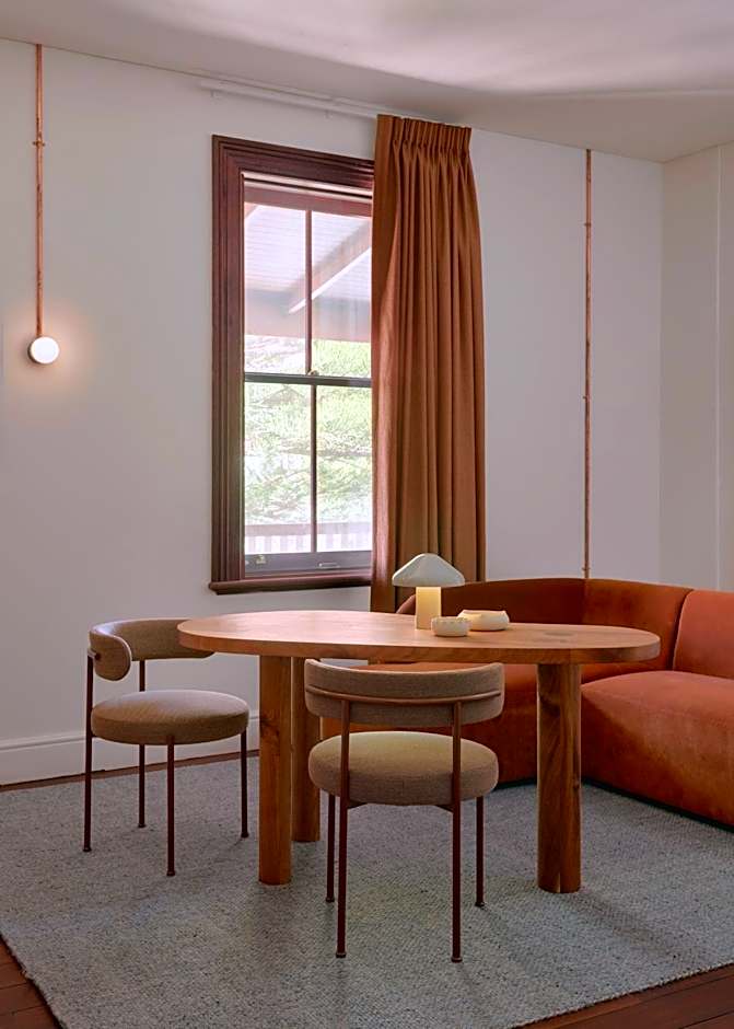 Garde and Warders Hotel