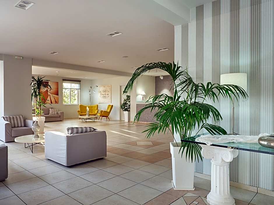 Koukounaria Hotel & Suites