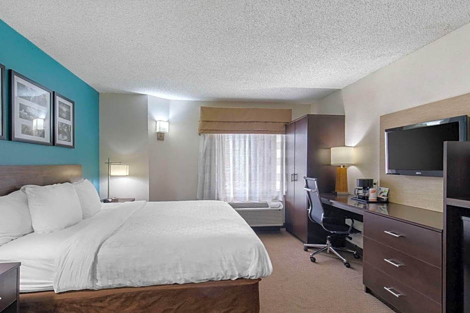 Clarion Inn & Suites DFW North