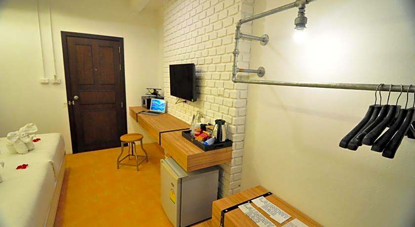 Forty Winks Phuket Hotel