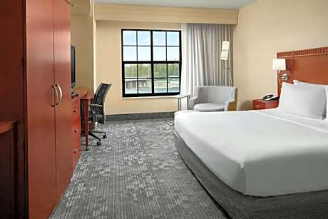 King Room with Youth Field View - Mobility/Hearing Accessible with Tub