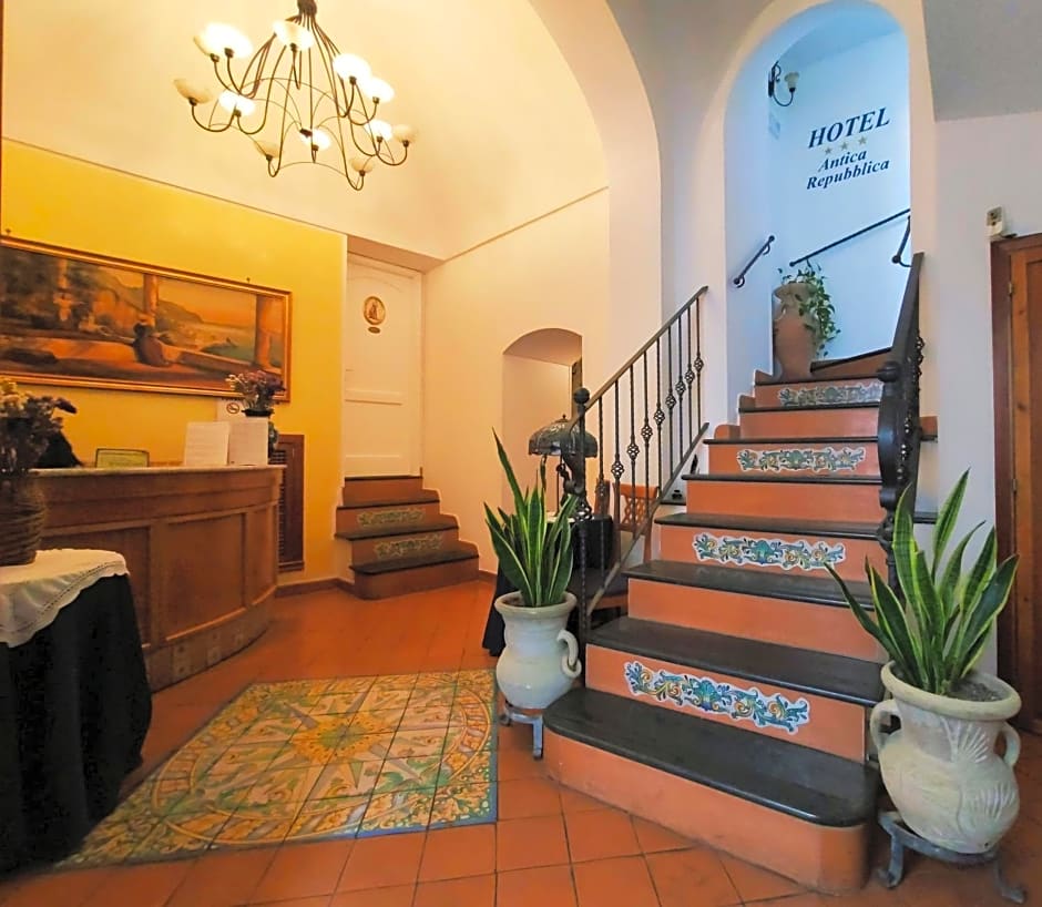 Hotel Antica Repubblica in Amalfi center at 100mt from the sea with payment parking