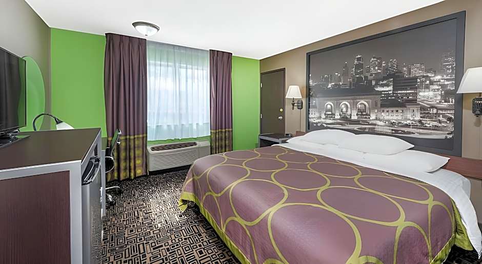 Super 8 by Wyndham Warrensburg