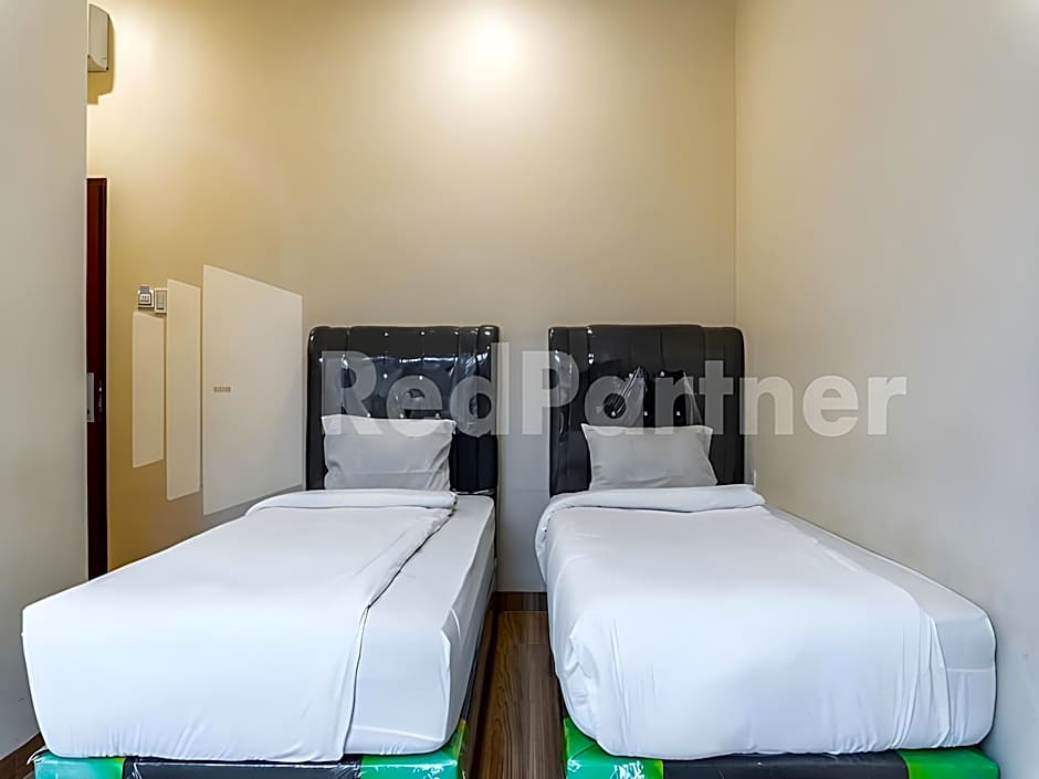 Adam Malik Guesthouse near Regale ICC Medan Mitra RedDoorz