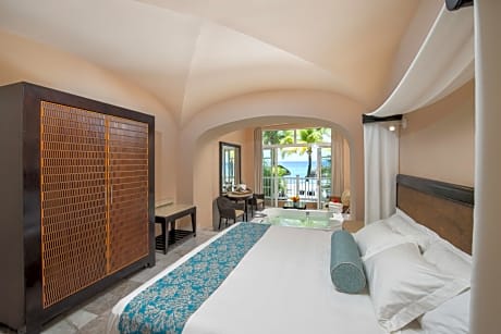 Superior Honeymoon Suite