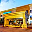 La Quinta Inn & Suites by Wyndham Milwaukee Airport / Oak Creek