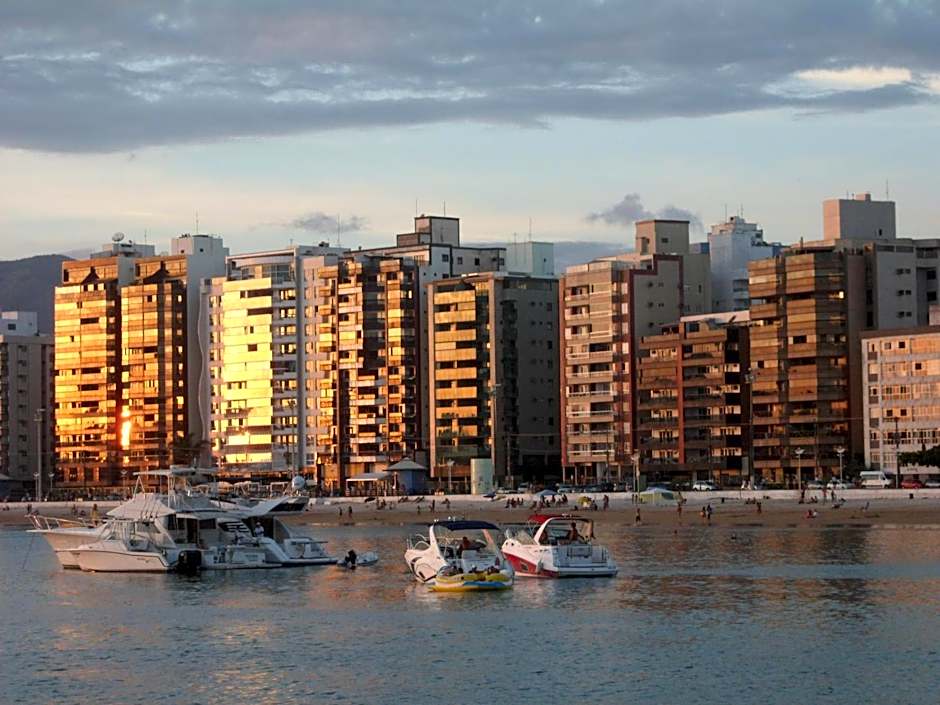 Apartamento BEIRA MAR VISTA TOTAL - SENSAÇÃO DE CASA TÉRREA A BEIRA MAR - COZINHA EQUIPADA -AIR FRYER -ÁREA DE CHURRASCO PRIVATIVA- TVS SMART- DISNEY PLUS E OUTROS-PRAIA IDEAL PARA CRIANÇAS-PET FRIENDLY-KIT PRAIA 4 PESSOAS