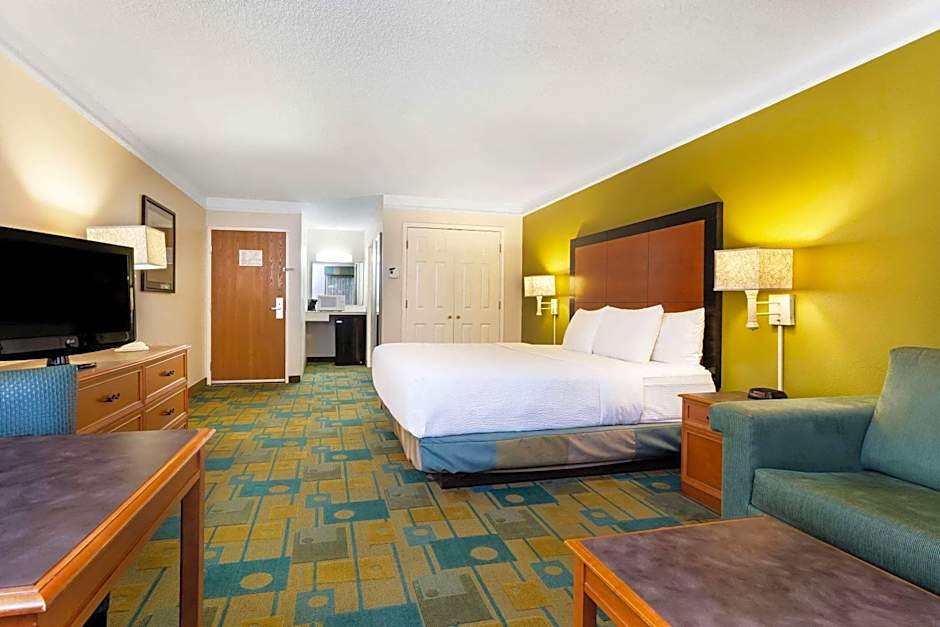 La Quinta Inn & Suites by Wyndham St. Pete-Clearwater Airport