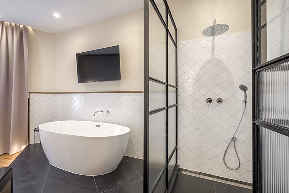 Budapest Eye- Boutique Suites, by BQA