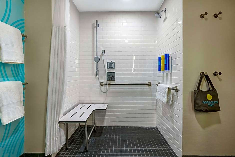 Tru By Hilton Lathrop, CA