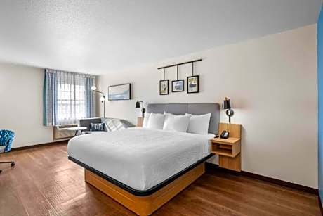 1 King Bed, Accessible Deluxe Room, Roll-In Shower