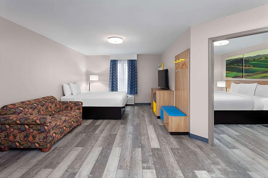 Days Inn & Suites by Wyndham Sellersburg