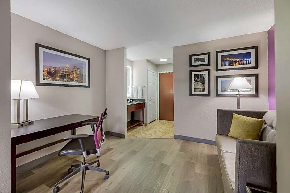 La Quinta Inn & Suites by Wyndham Louisville East