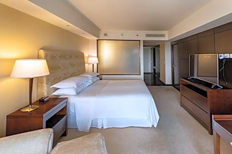 Governor Suite, Club lounge access, Suite, 1 King, City view