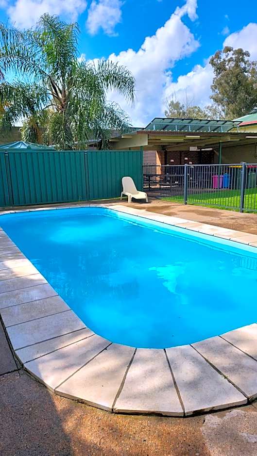 Golden Peak Motel PeakHill