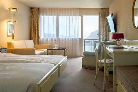 Classic Room with Lake View and Balcony