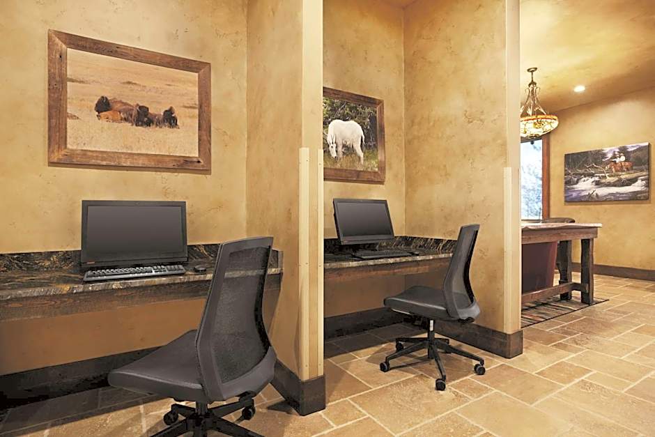 Glacier International Lodge