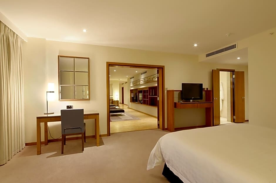 Canary Riverside Plaza Hotel