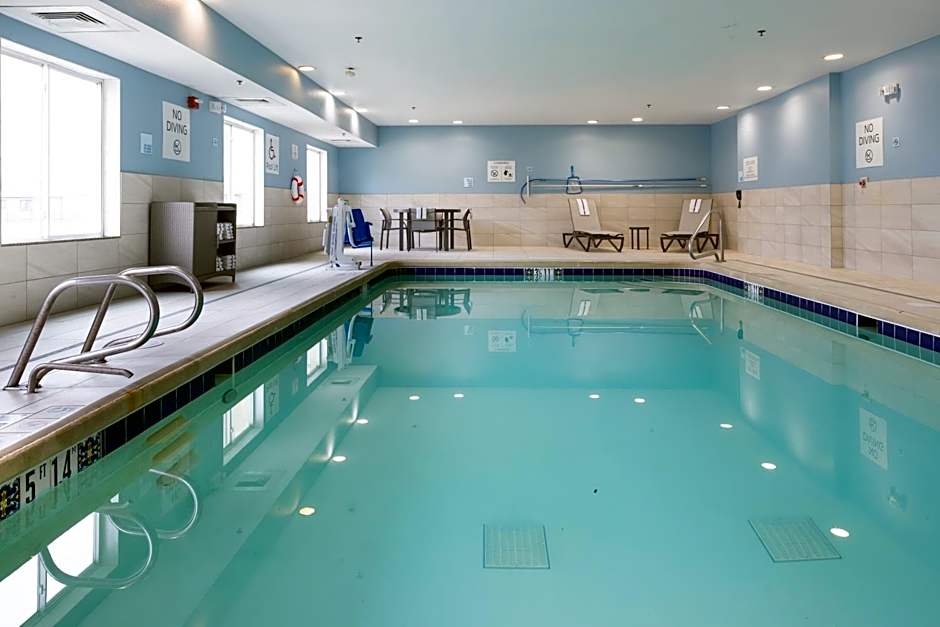 Holiday Inn Express and Suites Wichita Airport By IHG