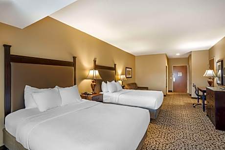 Queen Suite with Sofa Bed and Bath Tub - Mobility Accessible