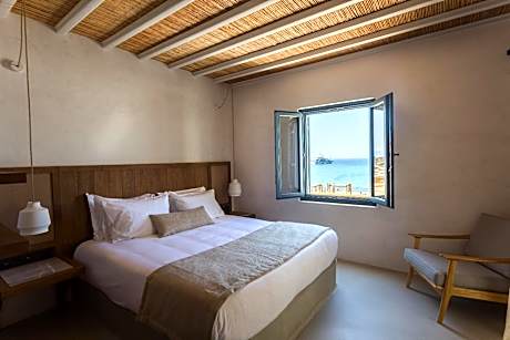 Deluxe Room with Jacuzzi and Sea View