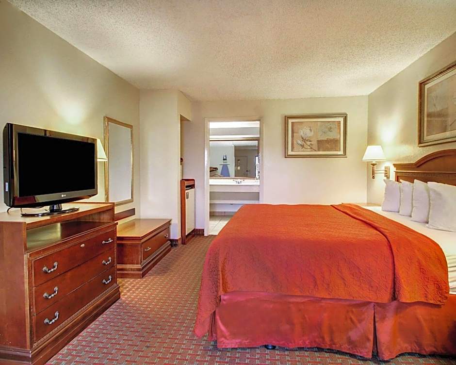 Quality Inn & Suites Clinton - Jackson West