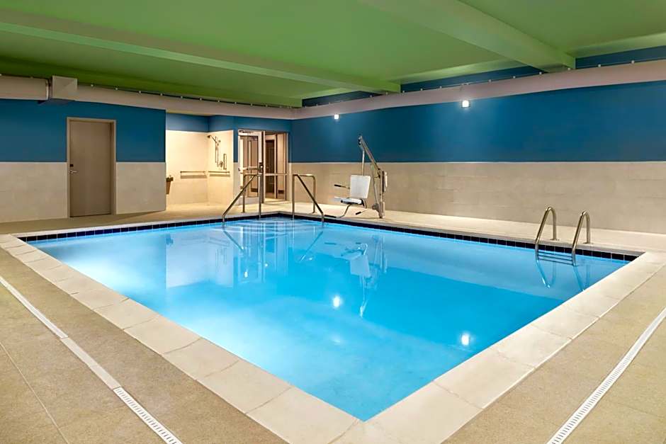Holiday Inn Express & Suites Cincinnati South - Wilder By IHG