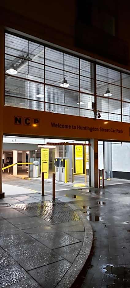 Victoria Centre Apartments in the Victoria Centre Shopping Centre - Nottingham City Centre - 24 hour access - Most Central Location and full Kitchen - Opposite Hilton by Restaurants & Shops - Outdoor Parking Cars or Vans five pounds a day