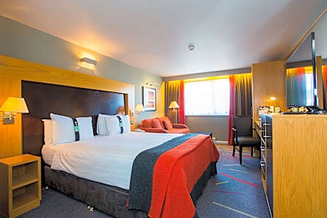 1 Queen Bed Standard Sofa Bed