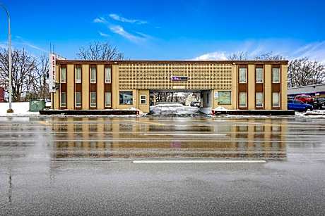 OYO Hotel Downtown Peoria IL I-74