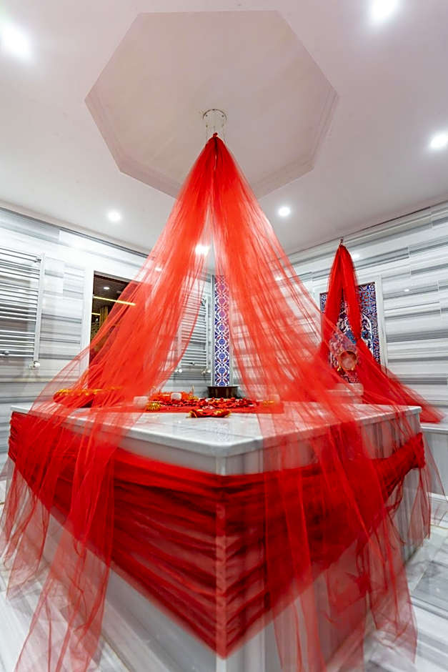 POISON GARDEN SUİTE