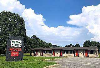 Whistling Pines - Daily & Extended Stay, Elizabeth City