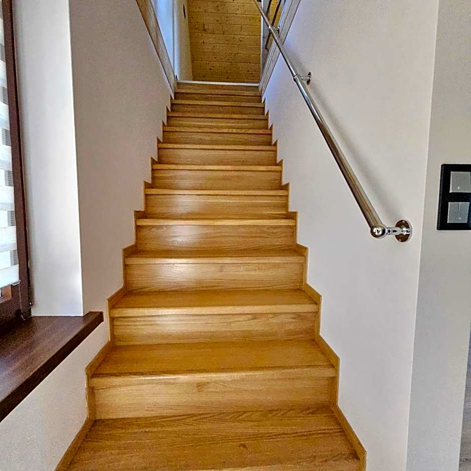 Przystań nad Sanem z widokiem na góry i rzekę