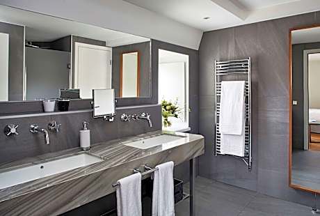 1 Queen Bed Non-Smoking Executive Room Pavilion Room Wi-Fi Air-Conditioned Twin On Request