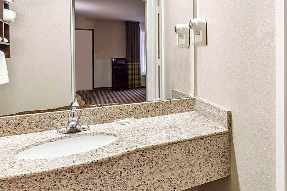 Super 8 by Wyndham Houston/NASA/Webster Area