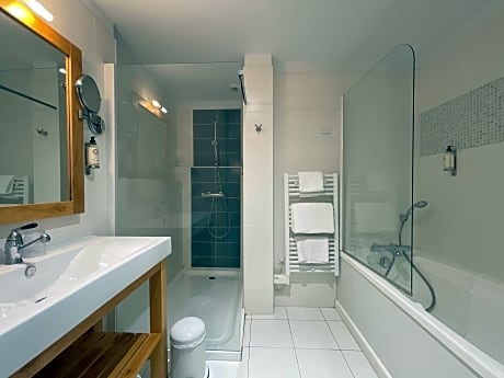 Suite-1 King Bed, Non-Smoking, Bubble Bath, Sitting Room, High Speed Internet Access