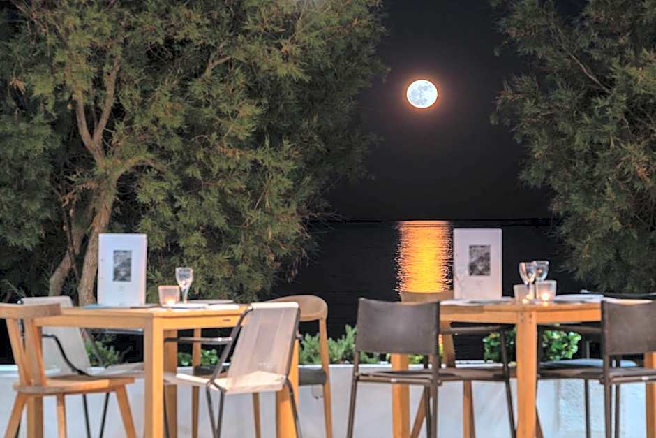 Kamari Beach Hotel