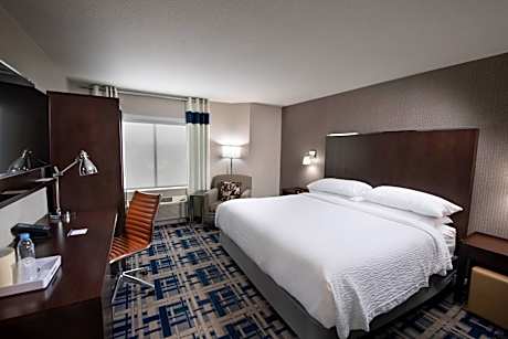 Traditional King Room with Adapted Tub - Mobility and Hearing Accessible
