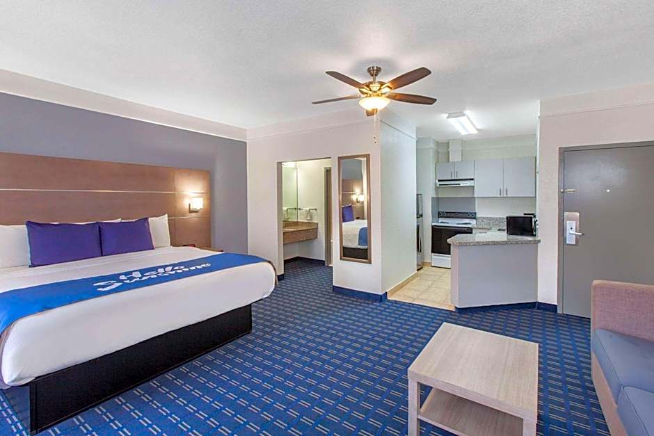 Days Inn & Suites by Wyndham Webster NASA-ClearLake-Houston